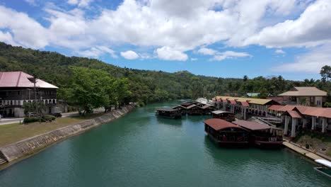 Philippinen,-Bohol:-Das-Video-Zeigt-Den-Hafen-Am-Loboc-River-Und-Die-Touristenboote,-Die-Besucher-Den-Fluss-Hinauf-Und-Hinunter-Bringen.