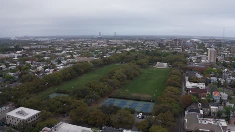 Toma-Aérea-De-Primer-Plano-Descendente-Del-Parque-Forsyth-En-Savannah,-Georgia