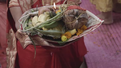 Indische-Frauen-Verehren-Den-Allmächtigen-Hinduistischen-Sonnengott-Mit-Heiligen-Opfergaben-Beim-Chhath-Fest.-Das-Video-Wurde-Am-20.-November-2023-In-Jodhpur,-Rajasthan,-Indien,-Aufgenommen