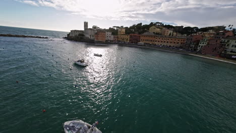 Boote,-Die-Auf-Dem-Türkisfarbenen-Wasser-Einer-Sonnigen-Küstenstadt-Schwimmen