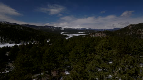 Primavera-Montañas-Rocosas-Rango-Frontal-Denver-Colorado-Hoja-Perenne-Monte-Cielo-Azul-Evans-Marshdale-Conífera-Pequeño-Pueblo-Ventoso-Pino-Bosque-Durante-El-Día-Soleado-Nieve-Derretir-Aéreo-Drone-Paisaje-Hacia-Arriba-Amplio-Movimiento
