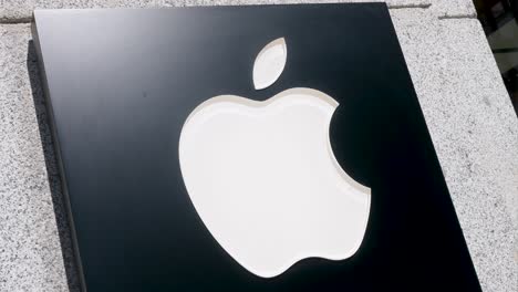 Apple,-La-Multinacional-Americana-De-Tecnología,-El-Logotipo-Aparece-Fuera-De-Su-Tienda