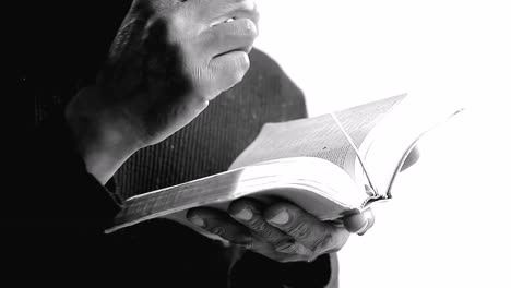 Orando-A-Dios-Con-Las-Manos-Junto-Con-La-Biblia-Sobre-Fondo-Blanco-Con-Personas-Video-De-Archivo-Metraje-De-Archivo
