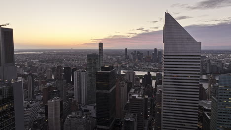 NYC-New-York-Luftaufnahme-Eines-Drohnenüberflugs-Mit-V359-über-Die-Wolkenkratzer-Von-Midtown-Manhattan-In-Richtung-East-River,-Der-Die-Stadtlandschaft-Des-Bezirks-Queens-Bei-Sonnenaufgang-Einfängt-–-Aufgenommen-Mit-Mavic-3-Pro-Cine-–-September-2023