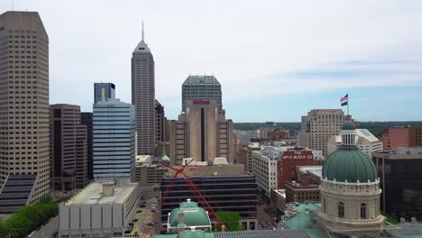 Luftaufnahme-Von-Indianapolis-Mit-Blick-Auf-Die-Skyline-Des-Wolkenkratzers-Des-Hilton-Hotels-In-Der-Landschaft-Der-Hauptstadt-Von-Indiana