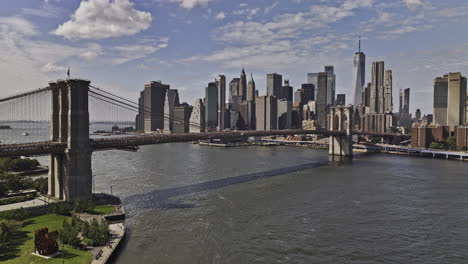 NYC-New-York-Luftaufnahme-V414,-Niedriger-Überflug-über-Die-Dumbo-Waterfront-Parks,-Erfasst-Die-Brooklyn-Bridge-über-Den-East-River-Und-Das-Stadtbild-Des-Finanzviertels-Lower-Manhattan-–-Aufgenommen-Mit-Mavic-3-Pro-Cine-–-September-2023