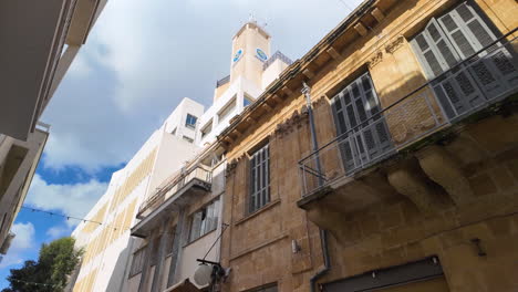 Una-Vista-A-Nivel-De-Calle-De-Edificios-En-Nicosia,-Chipre,-Que-Muestra-Una-Mezcla-De-Estilos-Arquitectónicos-Antiguos-Y-Nuevos.