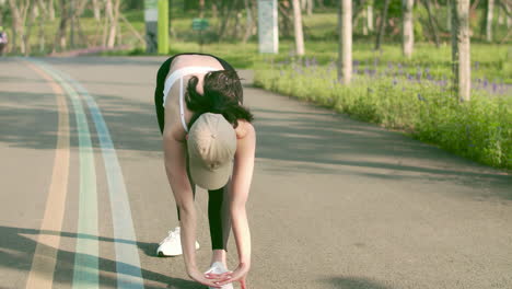 Beautiful-athlete-woman-in-sportswear-doing-warm-up-exercise-before-running