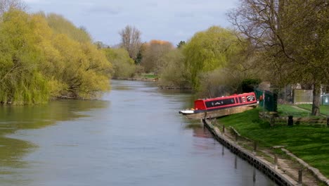 Vista-Del-Río-Támesis-Con-Barco-Rojo-En-El-Banco-De-Las-Inundaciones-En-La-Histórica-Ciudad-Comercial-Y-La-Parroquia-Civil-De-Wallingford,-South-Oxfordshire,-Inglaterra