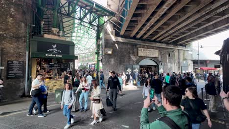 Geschäftiges-Morgenmassentreiben-Am-Borough-Market-In-Southwark