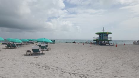 Sombrillas-Azules-En-Miami-Beach-En-Un-Día-Nublado