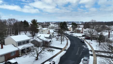 Cielo-Azul-Sobre-El-Barrio-Americano-Cubierto-De-Nieve-Durante-El-Hermoso-Día-De-Invierno