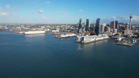 Vista-Aérea-Del-CBD-De-Auckland-Con-Puertos,-Viaducto-Y-Sky-Tower-En-Nueva-Zelanda