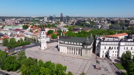 Toma-Aérea-De-Cierre:-El-Dron-Se-Aleja-De-La-Catedral-De-Vilnius-Y-De-La-Plaza-Principal