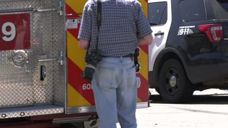 Los-Bomberos-Controlan-La-Escena-Del-Accidente-En-La-Calle.