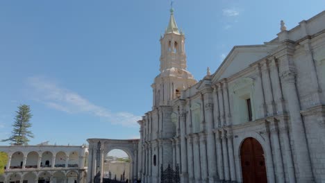 Experimente-Una-Impresionante-Vista-Aérea-De-La-Catedral-De-Arequipa,-Comenzando-Desde-El-Lado-Izquierdo-Y-Desplazándose-Hacia-La-Izquierda-Para-Revelar-Su-Imponente-Presencia.