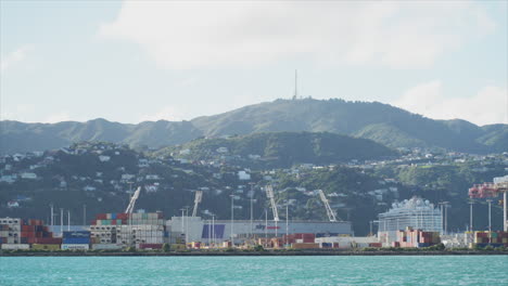 Eine-Fähre-Fährt-Vor-Dem-Sportstadion-In-Wellington,-Neuseeland-Vorbei