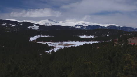 Frühling-Rocky-Mountains-Front-Range-Denver-Colorado-Immergrüner-Berg-Blauer-Himmel-Evans-Marshdale-Nadelbaum-Kleine-Stadt-Windig-Kiefer-Wald-Tagsüber-Sonnig-Schneeschmelze-Luftdrohne-Landschaft-Linke-Schiebereglerbewegung