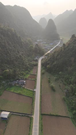 Vista-Aérea-De-Cao-Bang,-Vietnam---Paisaje-Rural-Con-Montañas-Kársticas