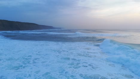 Starke,-Hohe-Wellen-Des-Atlantischen-Ozeans-Brechen-Bei-Sonnenuntergang-Am-Strand-Von-Magoito,-Portugal