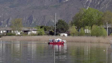 Menschen-Genießen-Eine-Bootsfahrt-Auf-Dem-Caldonazzosee-An-Einem-Schönen-Sonnigen-Tag-Im-Frühen-Frühling