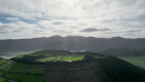 Luftaufnahme-Des-Blauen-Und-Grünen-Sees-Sete-Cidades-Auf-Den-Azoren