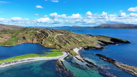 Belleza-Salvaje-De-Irlanda,-Drones-Volando-Sobre-Playas-Desiertas-Y-Promontorios-De-La-Península-De-Sheep&#39;s-Head-En-West-Cork,-Irlanda,-En-El-Camino-Salvaje-Del-Atlántico