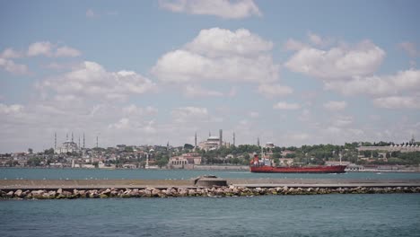 Barcos,-Ferries,-Barcos,-Edificios-Históricos-En-El-Bósforo,-Estanbul,-Turkiye