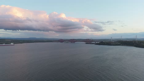 Forth-Bridge-Queens-Ferry-Sobre-El-Mar-Del-Norte-Escocia