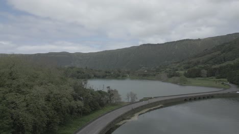 Sete-Cidades,-Portugal,-Zeigt-Einen-Ruhigen-See-Und-Eine-Kurvige-Straße,-Luftaufnahme