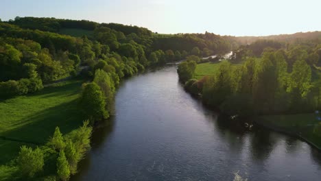 Luftdrohne-Rückwärts-über-Brücke-über-Den-Fluss-Vienne,-Saint-Victurnien,-Nouvelle-Aquitaine-In-Frankreich