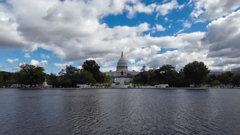 Kapitol,-Das-Vom-Pool-Davor-Aus-Zu-Sehen-Ist,-Und-Seine-Spiegelung-In-Washington,-D.C.-In-Den-USA-In-Amerika