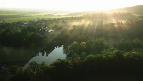 Vista-Aérea-Del-Castillo-De-Raduň-Ahogado-En-La-Niebla-Y-El-Resplandor-Del-Sol-De-La-Mañana