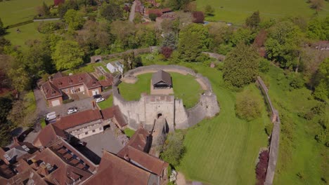 Toma-De-Drone-De-Farnham-Y-Su-Castillo.