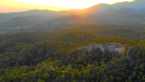 Luftaufnahmen-Fliegen-über-Waldwildnis-In-Den-Bergen-Von-Thailand-Bei-Sonnenuntergang