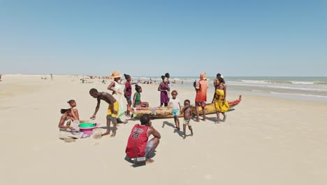 Traditionelle-Afrikanische-Fischer-Verkaufen-Fisch-Am-Strand