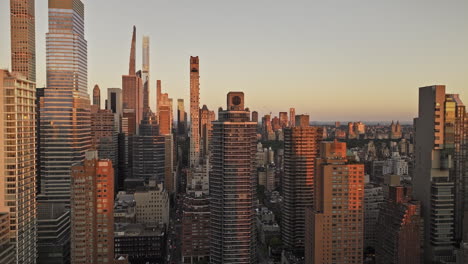 NYC-New-York-Luftaufnahme-Einer-V366-Drohne,-Die-über-Der-60.-Straße-Fliegt-Und-Die-Skyline-Von-Midtown-Manhattan-Und-Lenox-Hill-Mit-Blick-Auf-Den-Central-Park-Bei-Sonnenaufgang-Einfängt-–-Aufgenommen-Mit-Mavic-3-Pro-Cine-–-September-2023