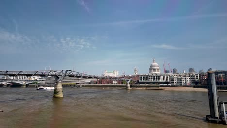 Vista-Del-Puente-Del-Milenio-Con-La-Catedral-De-San-Pablo-Durante-La-Tarde-En-Londres,-Inglaterra