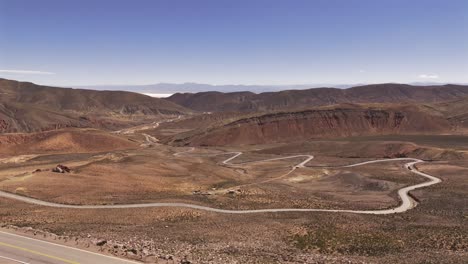 Panorámica-Aérea-De-Drones-Sobre-La-Sinuosa-Ruta-52,-Provincia-De-Jujuy,-Argentina.