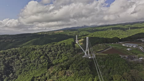 Mishima-Japón-Vuelo-Aéreo-V6-Drone-Sasahara-Shinden-Capturando-El-Puente-Sky-Walk-Que-Atraviesa-El-Valle-Verde-Y-La-Belleza-Natural-Del-Paisaje-Montañoso---Filmado-Con-Mavic-3-Pro-Cine---Octubre-De-2023