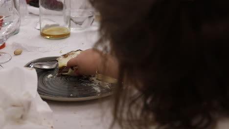 Ein-Kleines-Mädchen-Nimmt-An-Der-Tradition-Teil,-Nach-Ihrer-Erstkommunion-In-Saragossa,-Spanien,-Kuchen-Zu-Essen---Nahaufnahme