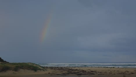 Nahaufnahme-Eines-Regenbogens-über-Dem-Ozean-Im-Süden-Australiens