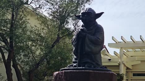 La-Icónica-Fuente-De-Yoda-En-El-Campus-De-Lucasfilm-En-El-Centro-De-Artes-Digitales-Letterman-En-La-Sección-De-Presidio