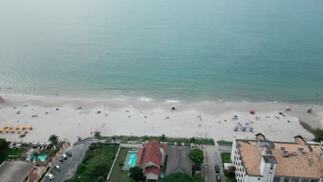 Orilla-De-La-Playa-De-Canasvieiras,-Florianópolis,-Brasil