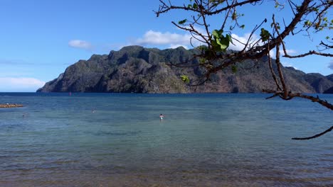 Filipinas,-Coron:-El-Vídeo-Captura-Una-Increíble-Vista-De-Un-Dron-Volando-A-Través-De-Nuestra-Cabaña-Y-Hacia-El-Mar-Azul-Turquesa-En-Una-Playa-En-La-Isla-De-Coron.