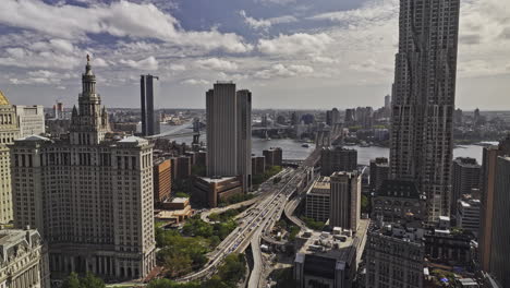 NYC-New-York-Luftaufnahme-V418-Drohnenüberflug-über-Tribeca-Durch-Lower-Manhattan-Und-Erfassung-Des-Verkehrs-Auf-Der-Brooklyn-Bridge-über-Dem-East-River-Und-Der-Innenstadtansicht-–-Aufgenommen-Mit-Mavic-3-Pro-Cine-–-September-2023