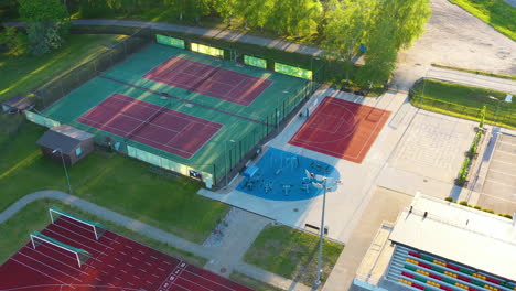 Complejo-Deportivo-Con-Gimnasio-Al-Aire-Libre-Y-Cancha-De-Tenis-En-Smiltene,-Letonia-En-Vista-Aérea-Cercana