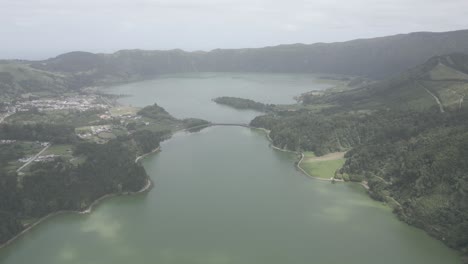 Exuberante-Vegetación-Y-Serena-Vista-Al-Lago-De-Sete-Cidades-En-Portugal,-Perspectiva-Aérea