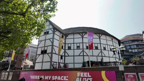 Außenansicht-Von-Shakespeares-Globe-Theatre-In-London,-England,-Die-Den-Historischen-Charme-Und-Die-Kulturelle-Bedeutung-Dieses-Wahrzeichens-Einfängt