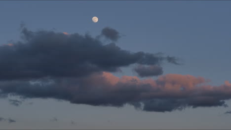 Luna-Llena-En-Un-Día-Nublado